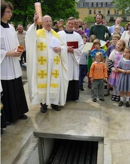 s_1 grundsteinlegung 17.06.2001 | Kath. Pfarrei Selige Märtyrer vom Münchner Platz - Aktuelles St. Antonius - 20 Jahre Caritas Kindertagesstätte Don Bosco und Gemeindezentrum St.Antonius